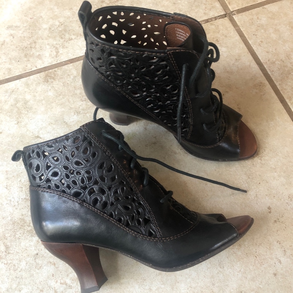 Naya Black leather fennel booties/ heels- obo